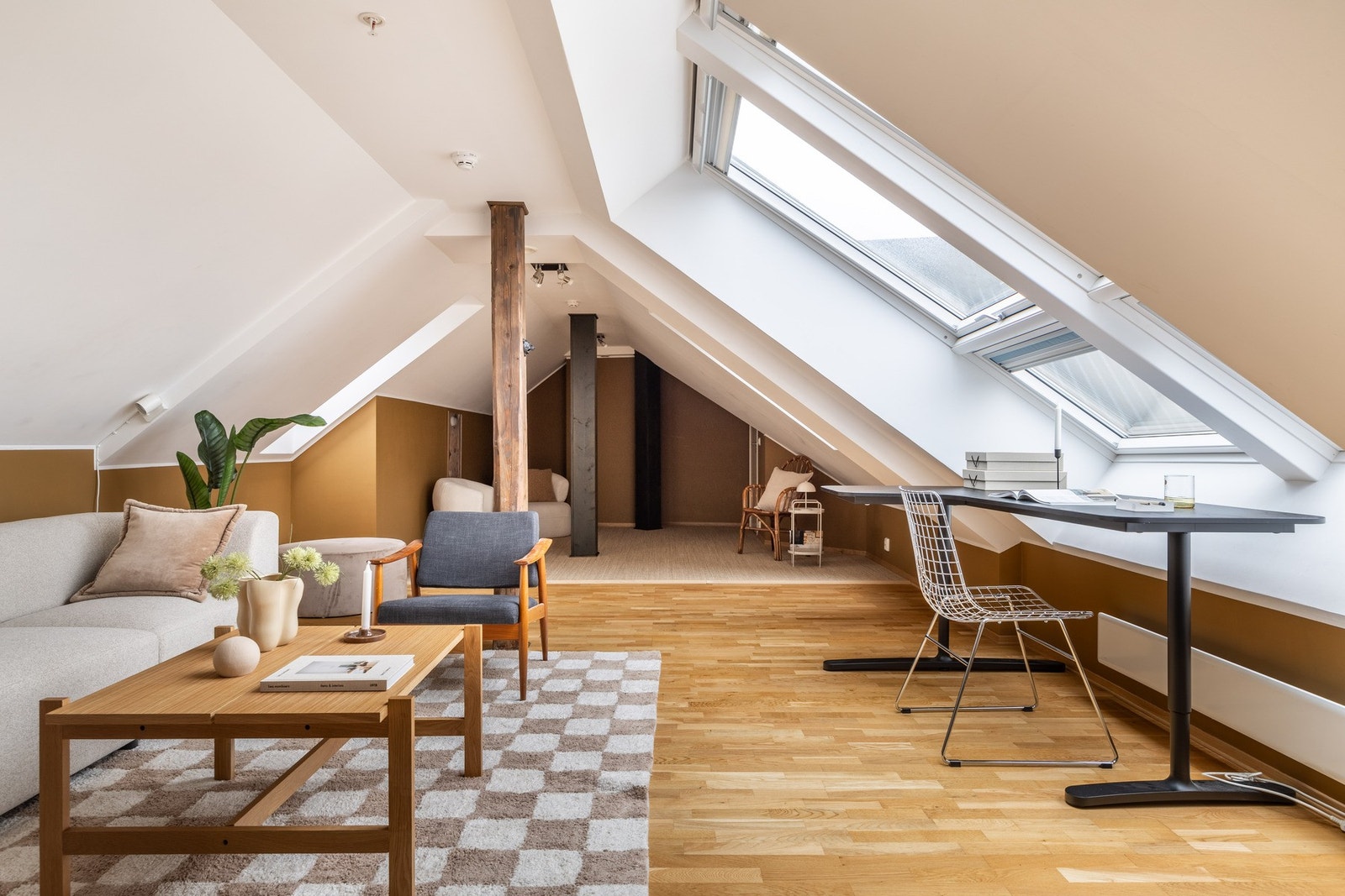 De store takvinduene slipper inn rikelig med naturlig lys fra to kanter. Galleribilde