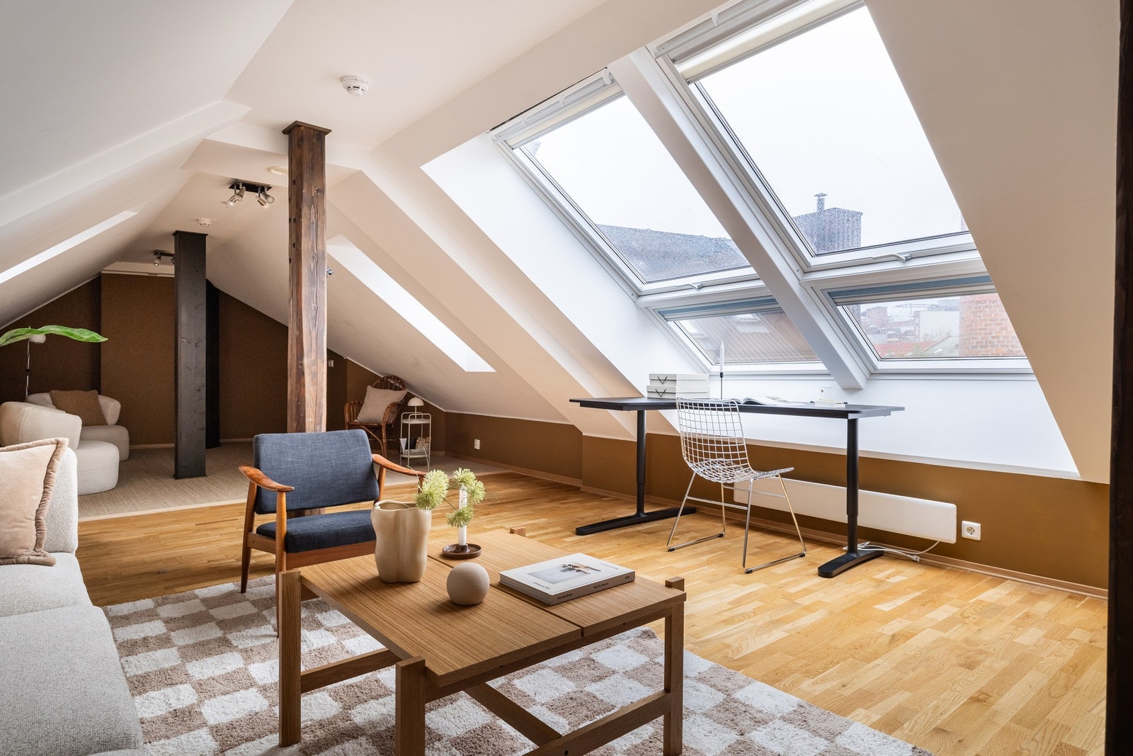 Dette er en unik 4-roms selveierleilighet over to plan beliggende i 5. og 6. etasje med enkel heisadkomst. Galleribilde