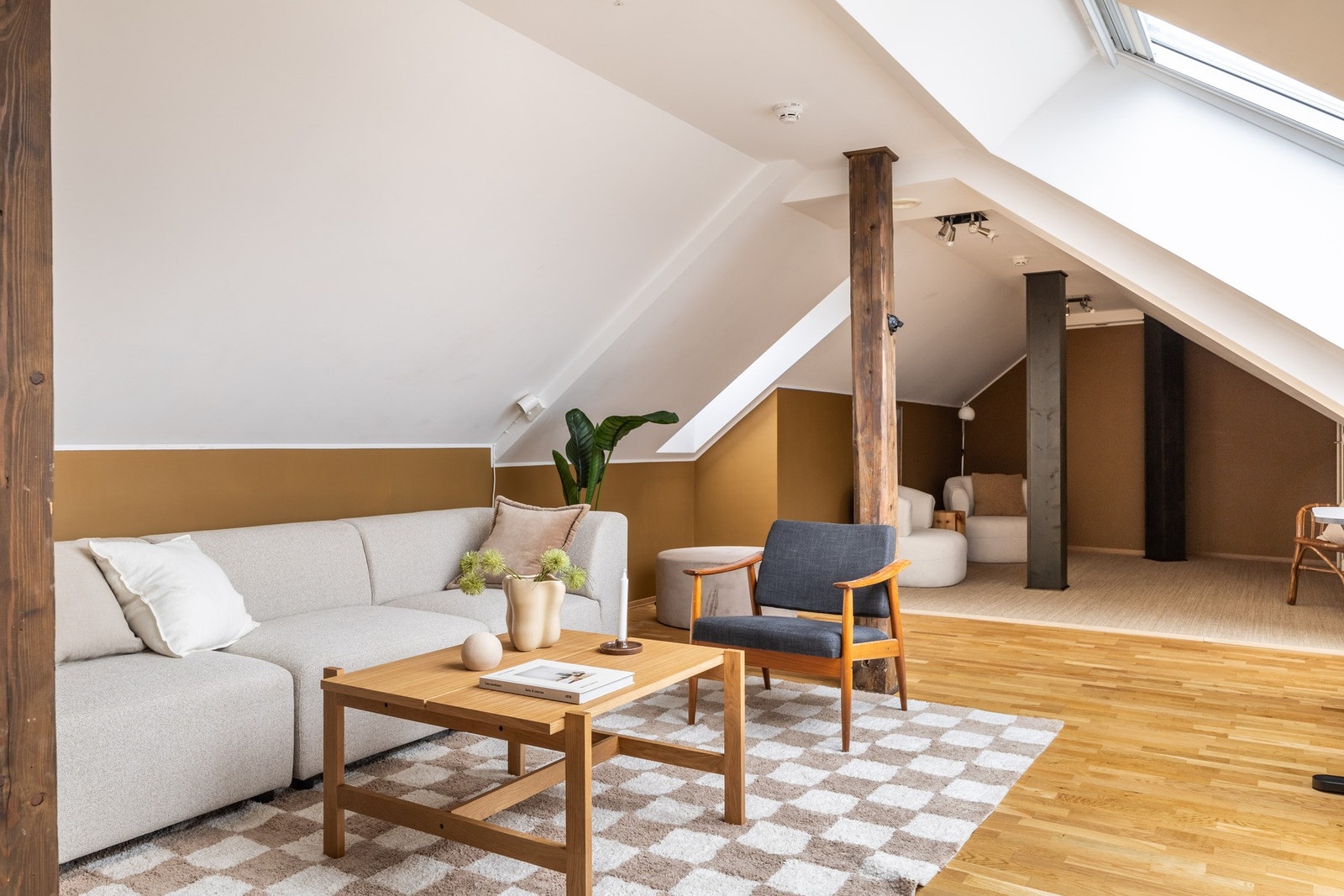 Overflatene er malt i en behagelig fargetone, og på gulvet er det lagt parkett. Galleribilde