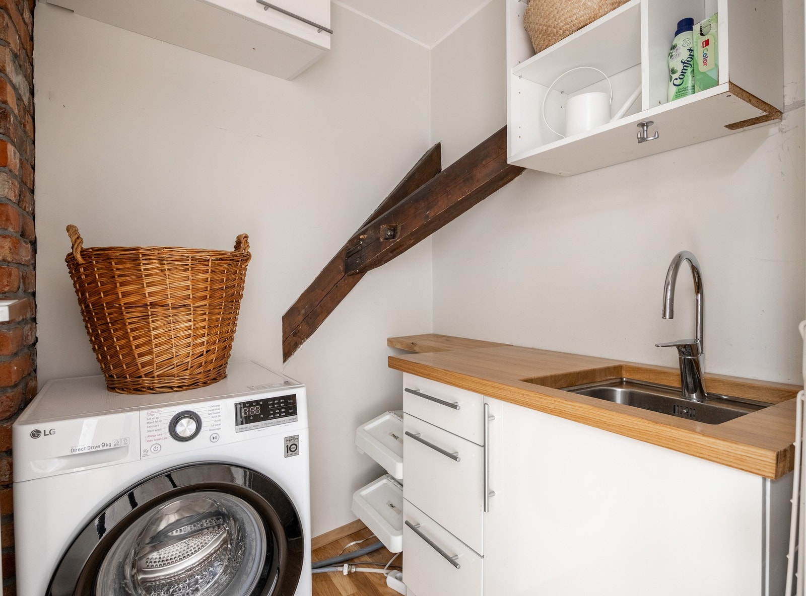 Effektivt og praktisk vaskerom med tilkobling for både vaskemaskin og tørketrommel. Galleribilde