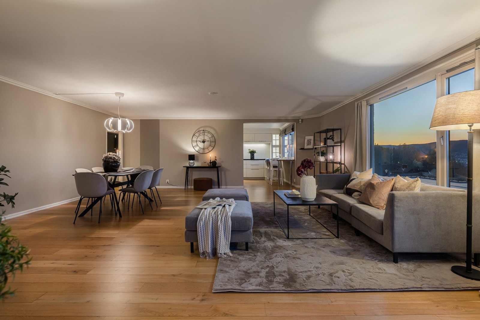 Overflatene består av parkett på gulv og lyse, malte vegger som skaper en moderne og harmonisk atmosfære. Galleribilde