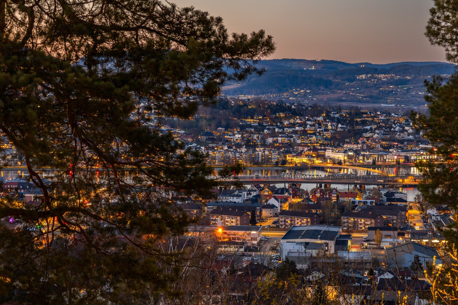 Flott utsikt over Drammen og Drammenselva. Galleribilde