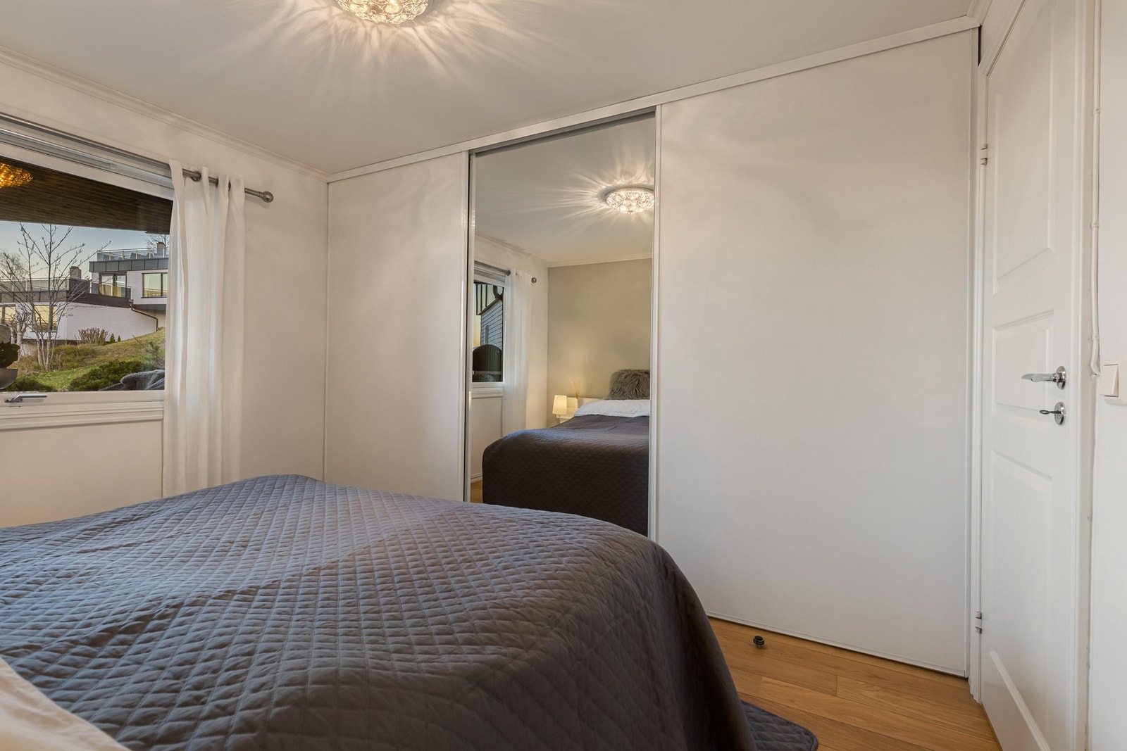 Hovedsoverommet har en romslig skyvedørsgarderobe. Galleribilde