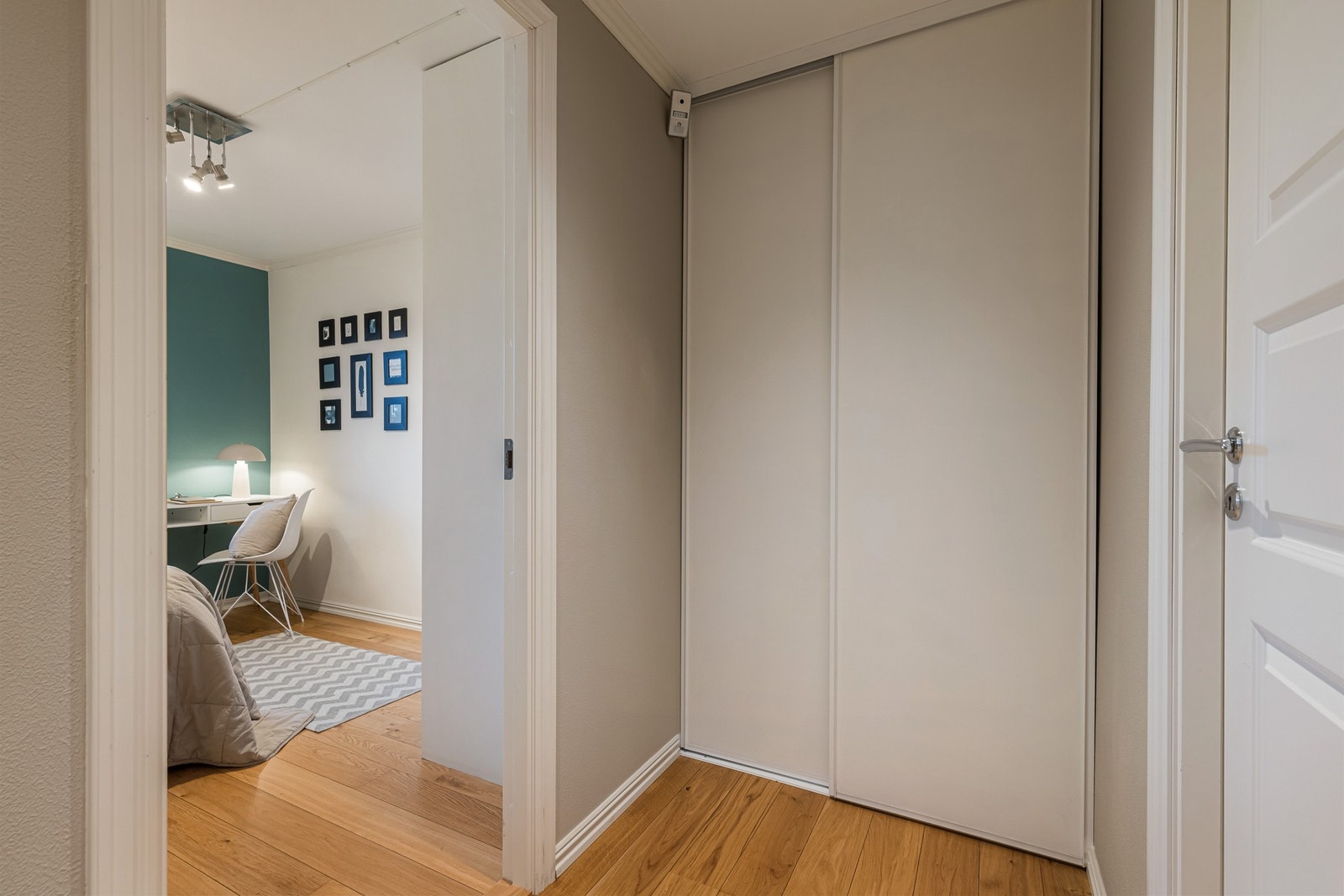 I gangen er det montert et garderobeskap med skyvedører. Galleribilde