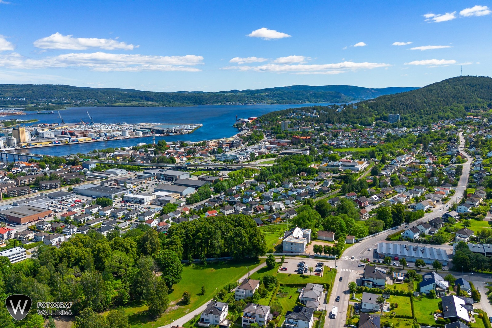 Eiendommen ligger i et meget ettertraktet og barnevennlig boligområde på Austad Skog i Drammen. Galleribilde