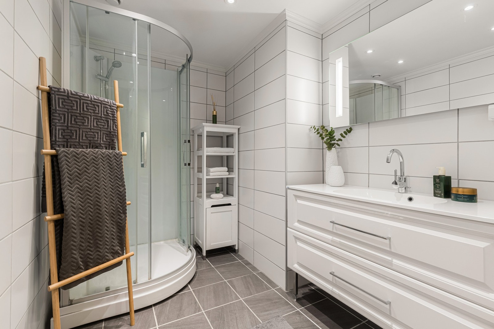Badet er flislagt på både gulv og vegger, og har varmekabler i gulvet som gir god komfort. Galleribilde