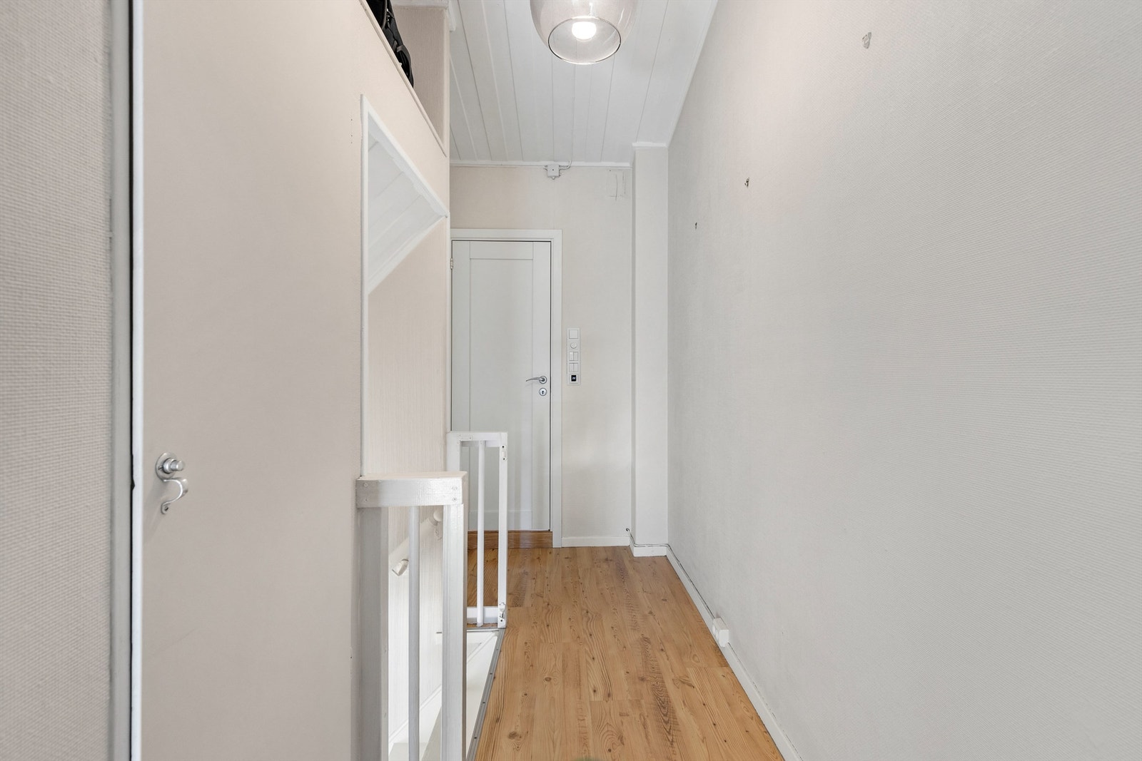 Opp trappen kommer du til gangen som tar deg videre til de tre soverommene og badet. Galleribilde