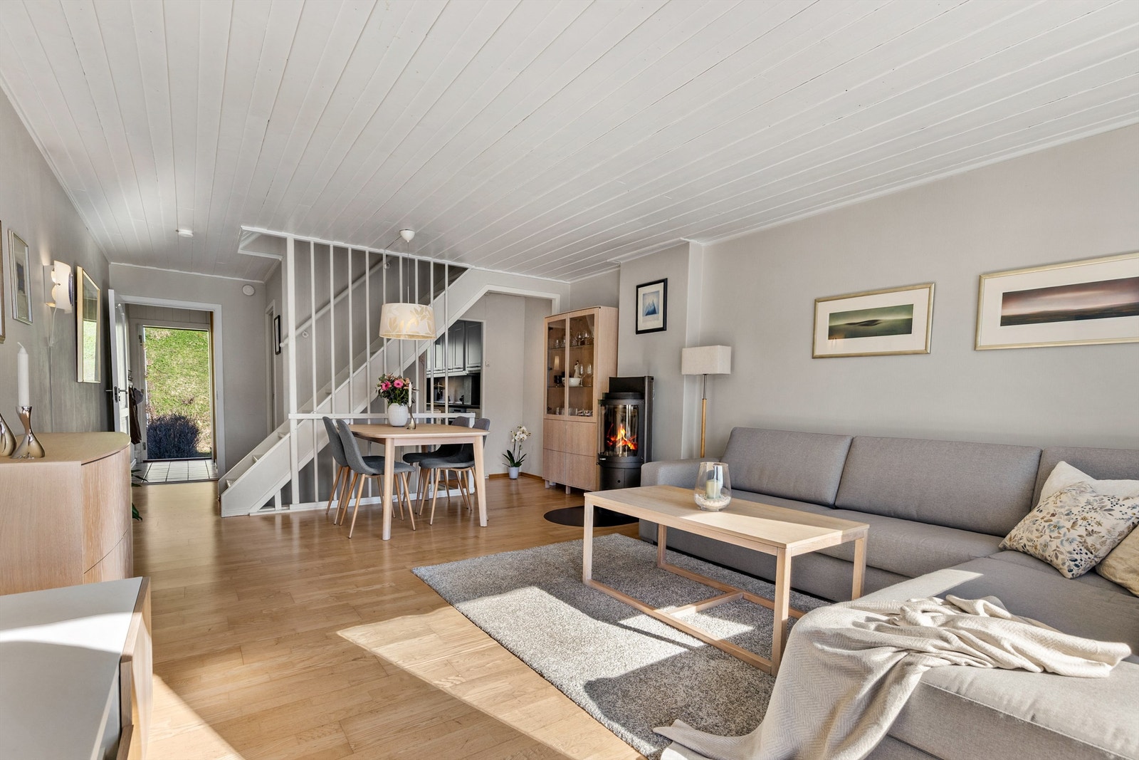 I stuen er det god plass til sittegruppe, TV-område og spisebord. Det er peisovn i stuen for ekstra varme og hygge på kjølige dager. Galleribilde