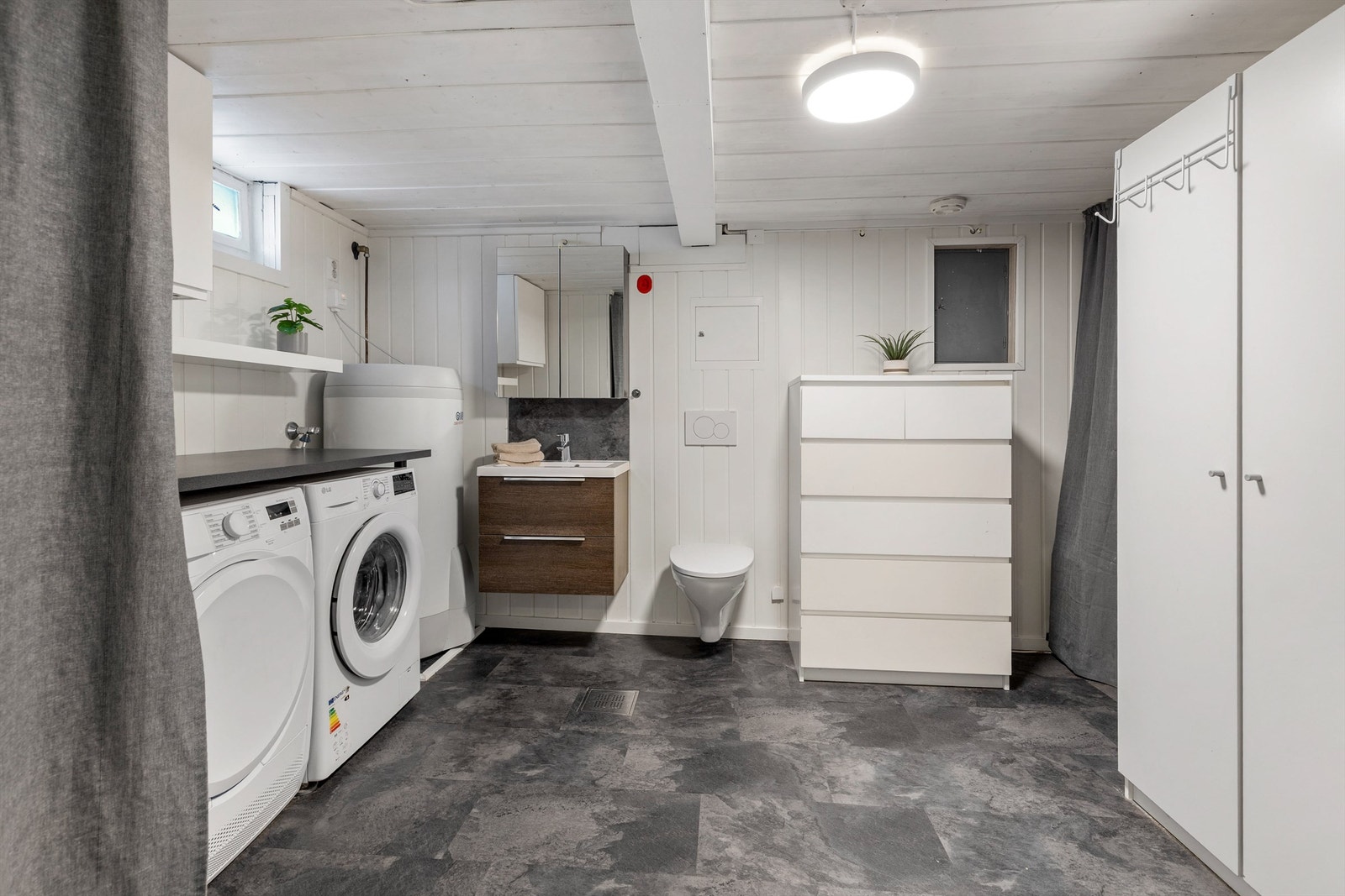 Vaskerommet ble delvis oppusset i 2017 med ny varmtvannsbereder, servant, vegghengt toalett og installering av sluk. Gulvflate belagt med linoleum. Vegghengt servantinnredning. Speilskap. Vegghengt toalett. Opplegg for vaskemaskin. Galleribilde