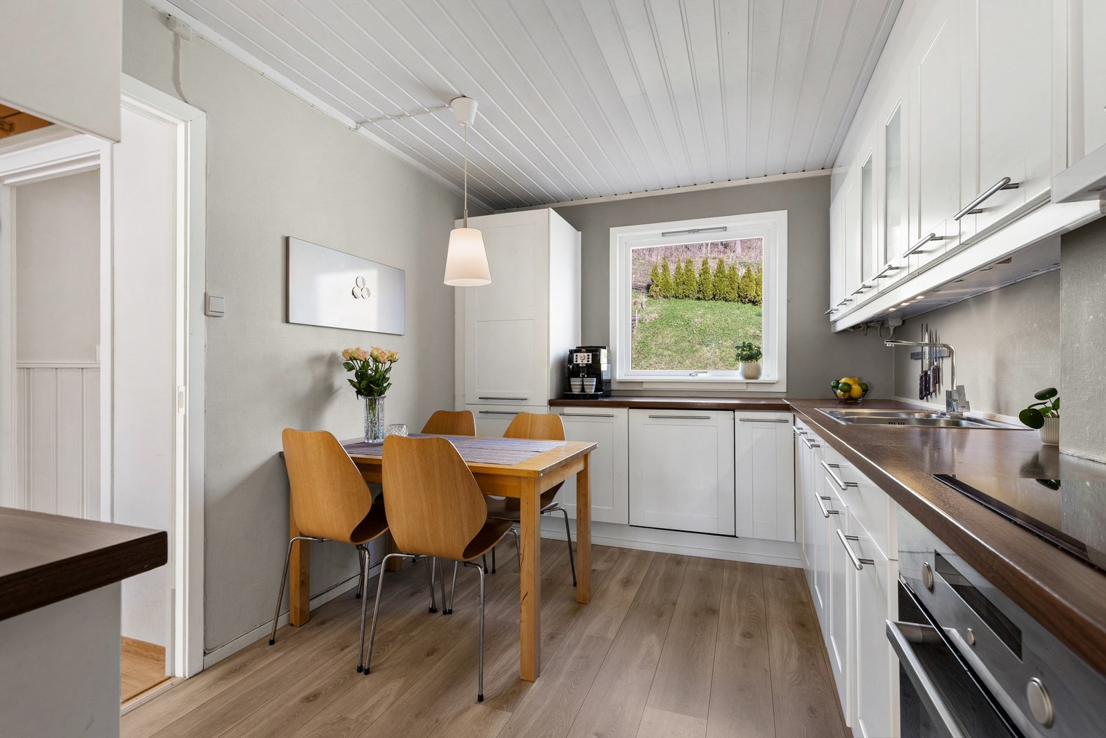 Kjøkken med innredning fra 2011. Profilerte fronter. Benkeplate med laminert overflate. Kjøkkenvask med armatur. Integrert stekeovn, platetopp, oppvaskmaskin og kjøleskap med fryser. Galleribilde
