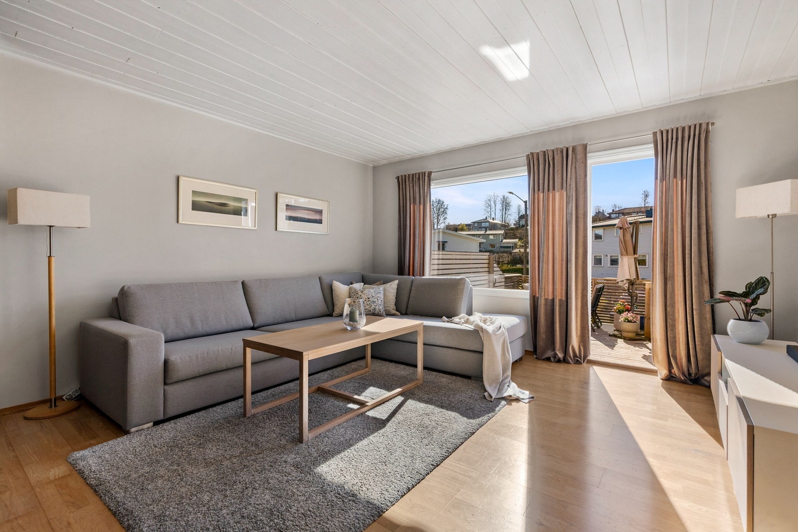Det er også utgang til en av terrassene fra stuen. Galleribilde
