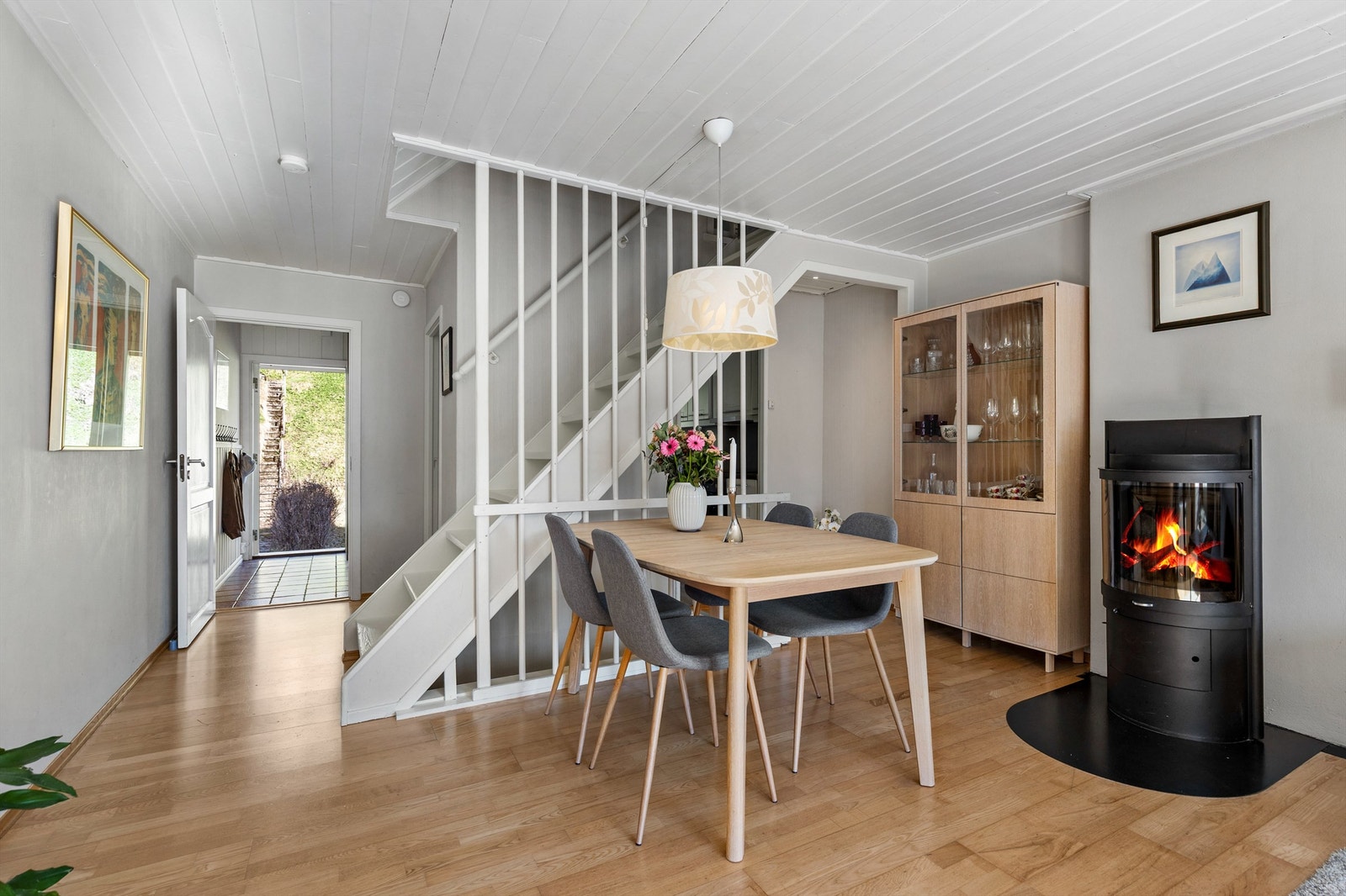 Fra stuen er det trapp opp til 2.etasje og ned til kjelleretasjen. Galleribilde