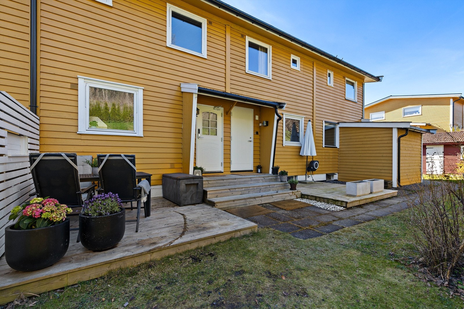 Inngangspartiet med terrasse og tilgang til hagen. Galleribilde