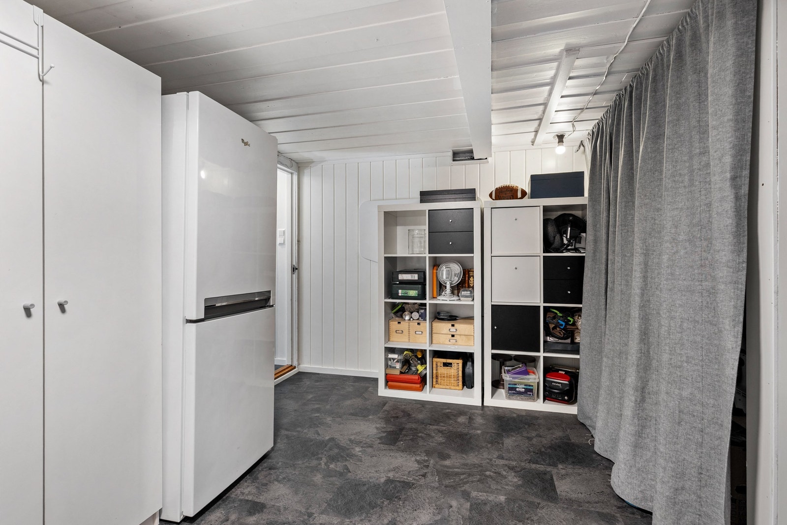 Vaskerommet ble delvis oppusset i 2017 med ny varmtvannsbereder, servant, vegghengt toalett og installering av sluk. Gulvflate belagt med linoleum. Vegghengt servantinnredning. Speilskap. Vegghengt toalett. Opplegg for vaskemaskin. Galleribilde