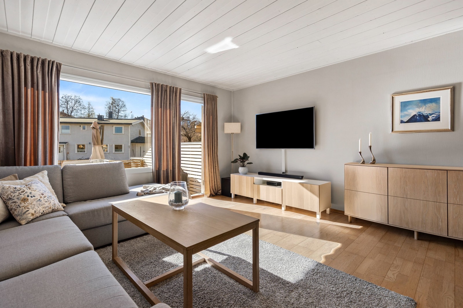 I stuen er det god plass til sittegruppe, TV-område og spisebord. Det er peisovn i stuen for ekstra varme og hygge på kjølige dager. Galleribilde