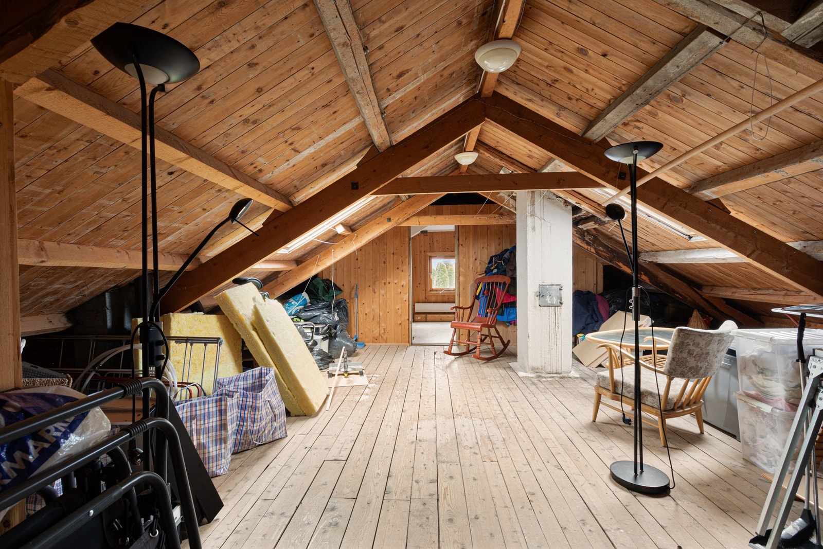 Tilhørende loft på 31 m² målbart areal, som er seksjonert inn i leiligheten som et tilleggsareal. Dette arealet ligger rett over. Galleribilde
