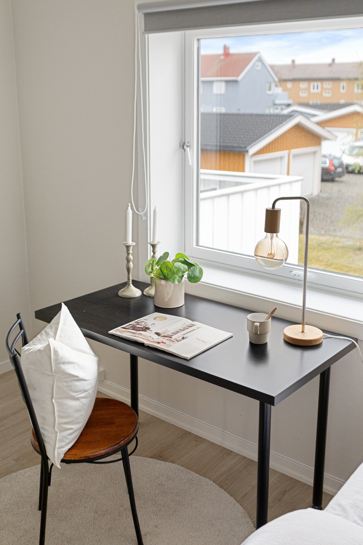 Romslig størrelse som også gir god plass til både skrivebord og garderobe. Galleribilde