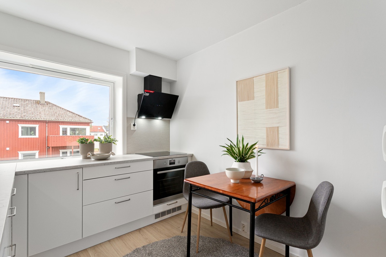 Her er det plass til et koselig frokostbord, i tillegg til spisestuen. Galleribilde