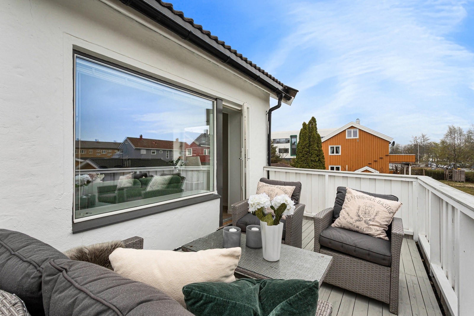 Egen solrik balkong. Oppmålt til 12,1 m². Galleribilde