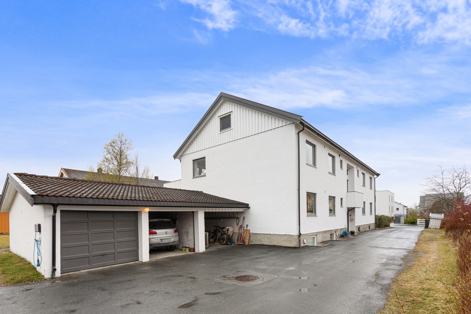 Det medfølger en oppstillingsplass for bil. Galleribilde