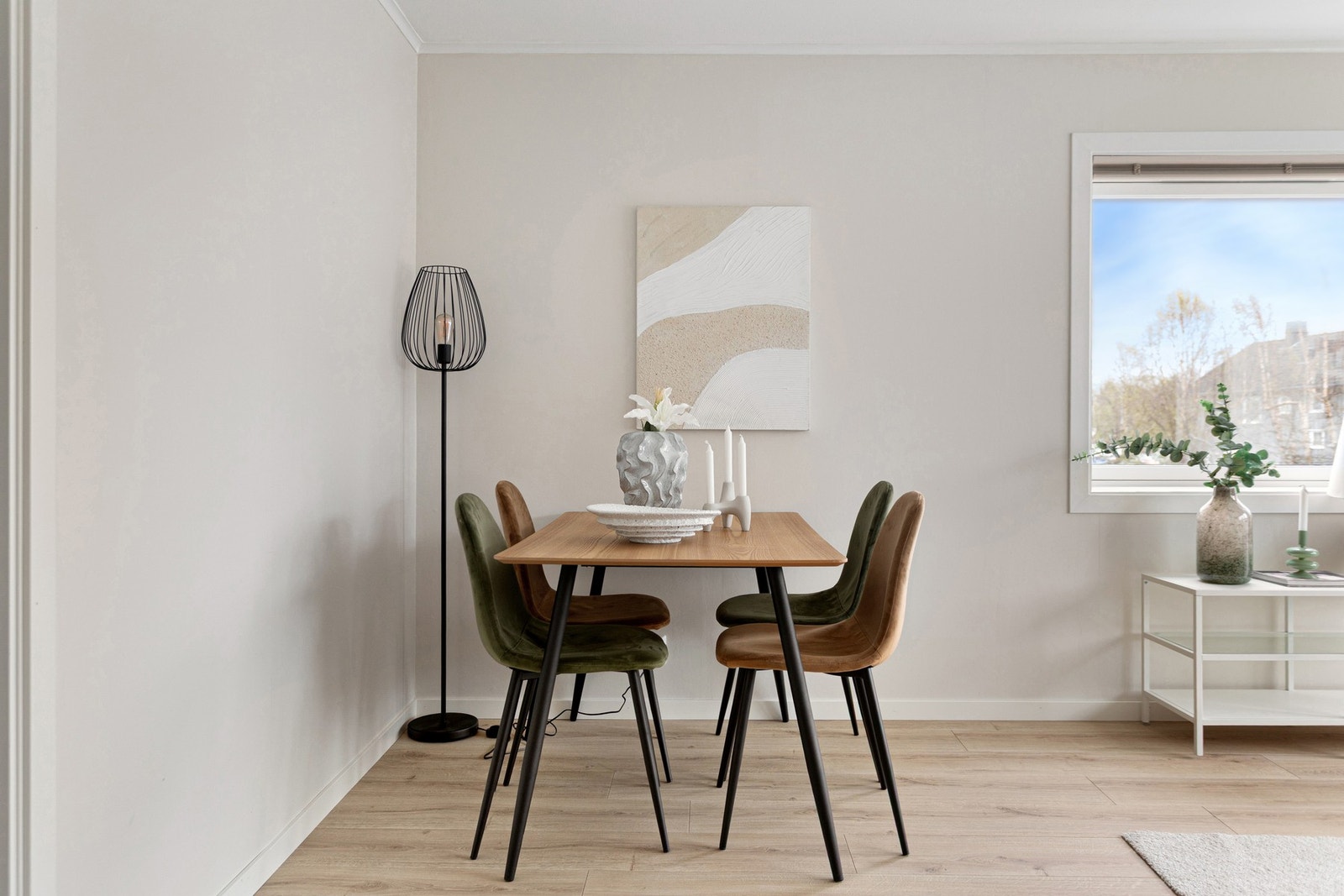 Romslig stue med plass til egen spisestue. Galleribilde