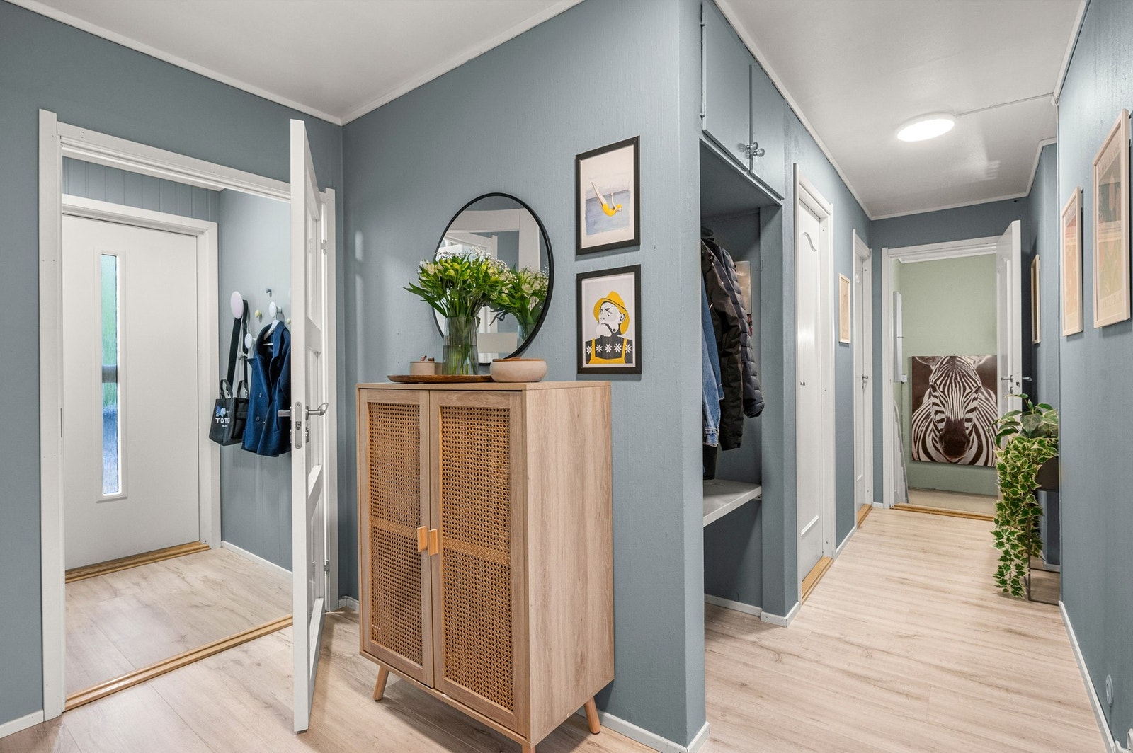 Innbydende entré med god plass for yttertøy og sko. Galleribilde