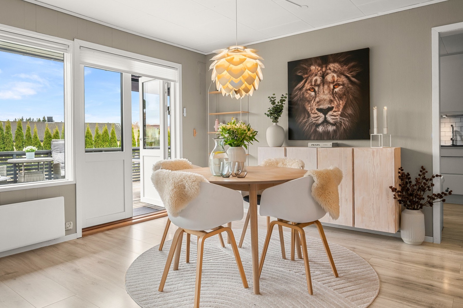 Fra stuen er det direkte utgang til veranda og hage. Galleribilde