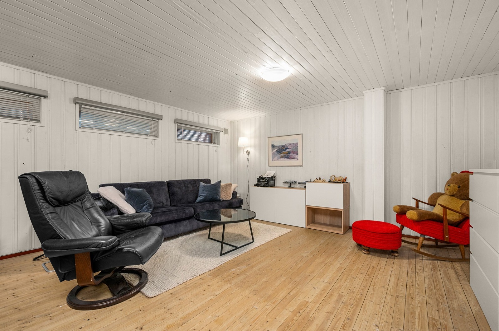 I kjelleren er det vaskerom/bad, godt med lagringsplass i to boder og et stort hobbyrom med høy bruksverdi. Galleribilde