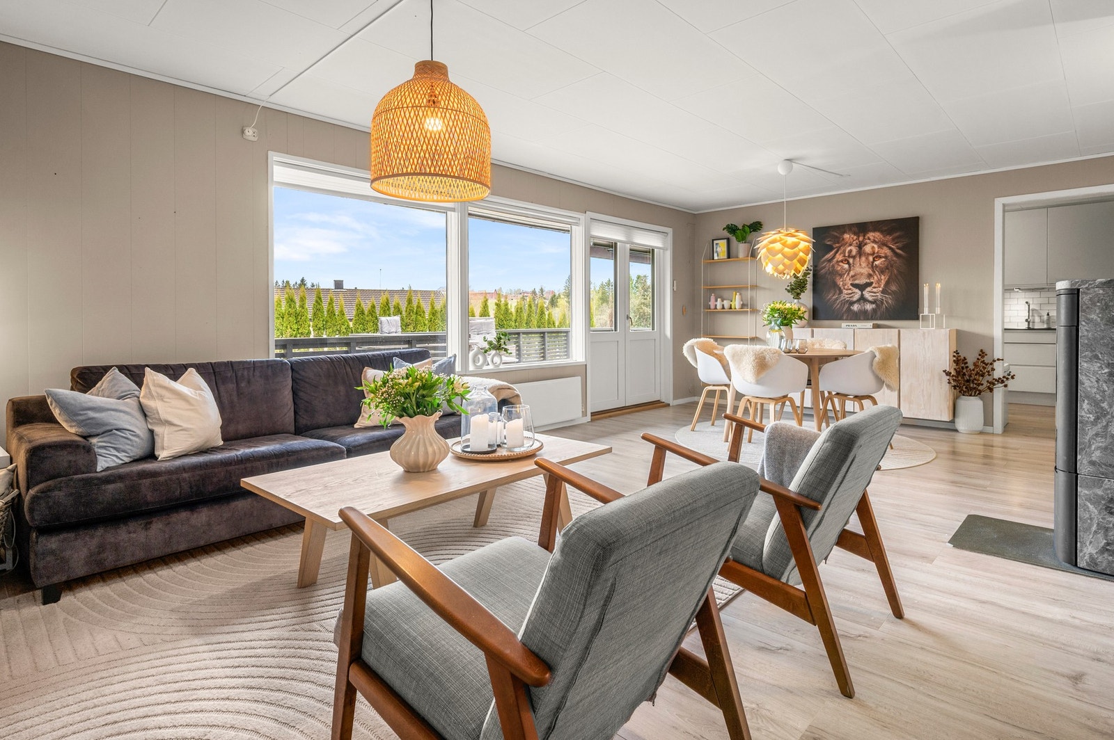Hovedetasjen består av stue, kjøkken, tre soverom, bad og entré. Galleribilde