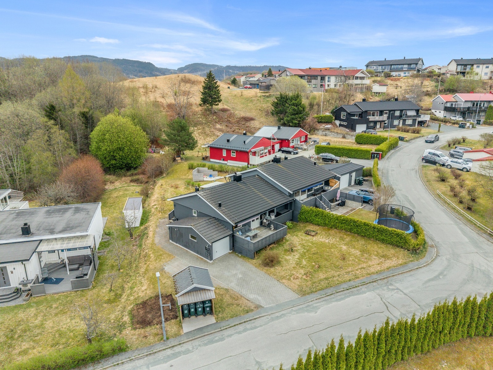 Sjetnemarka gir flotte muligheter for friluftsliv året rundt, med skiløyper og hoppbakke i Hallsteinkollen skianlegg, og fine turstier langs Nidelva, med utgangspunkt i Øvre Leirfoss som ligger like nedenfor boligfeltet. Galleribilde
