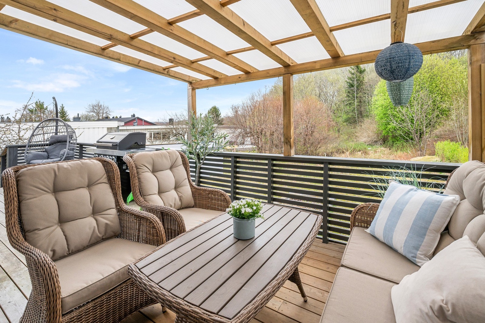 Terrassen på baksiden har morgensol og flott pergola. Galleribilde
