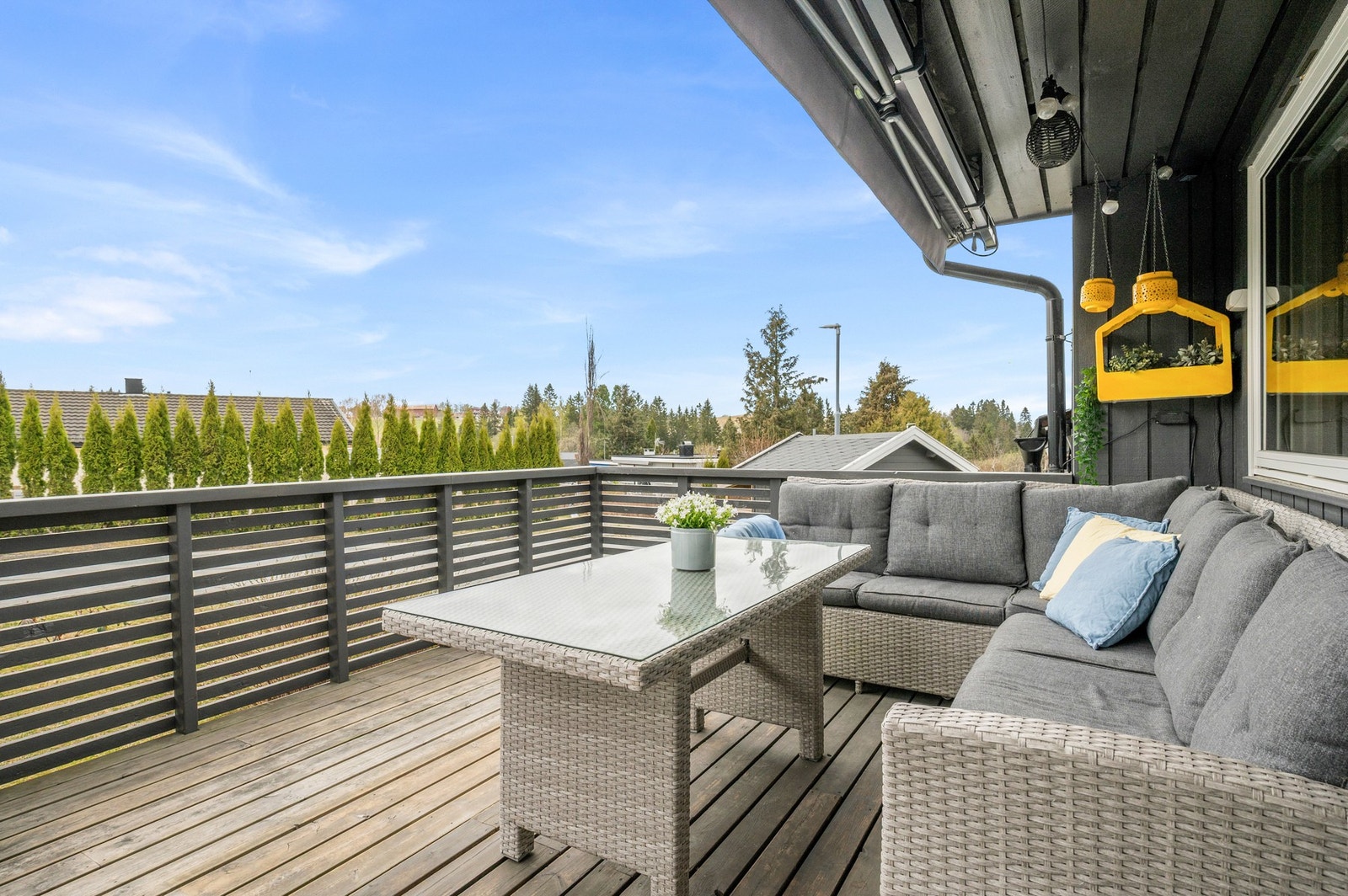 Boligen har hage og veranda på begge sider av huset, og sola kan nytes fra morgen til kveld. Galleribilde