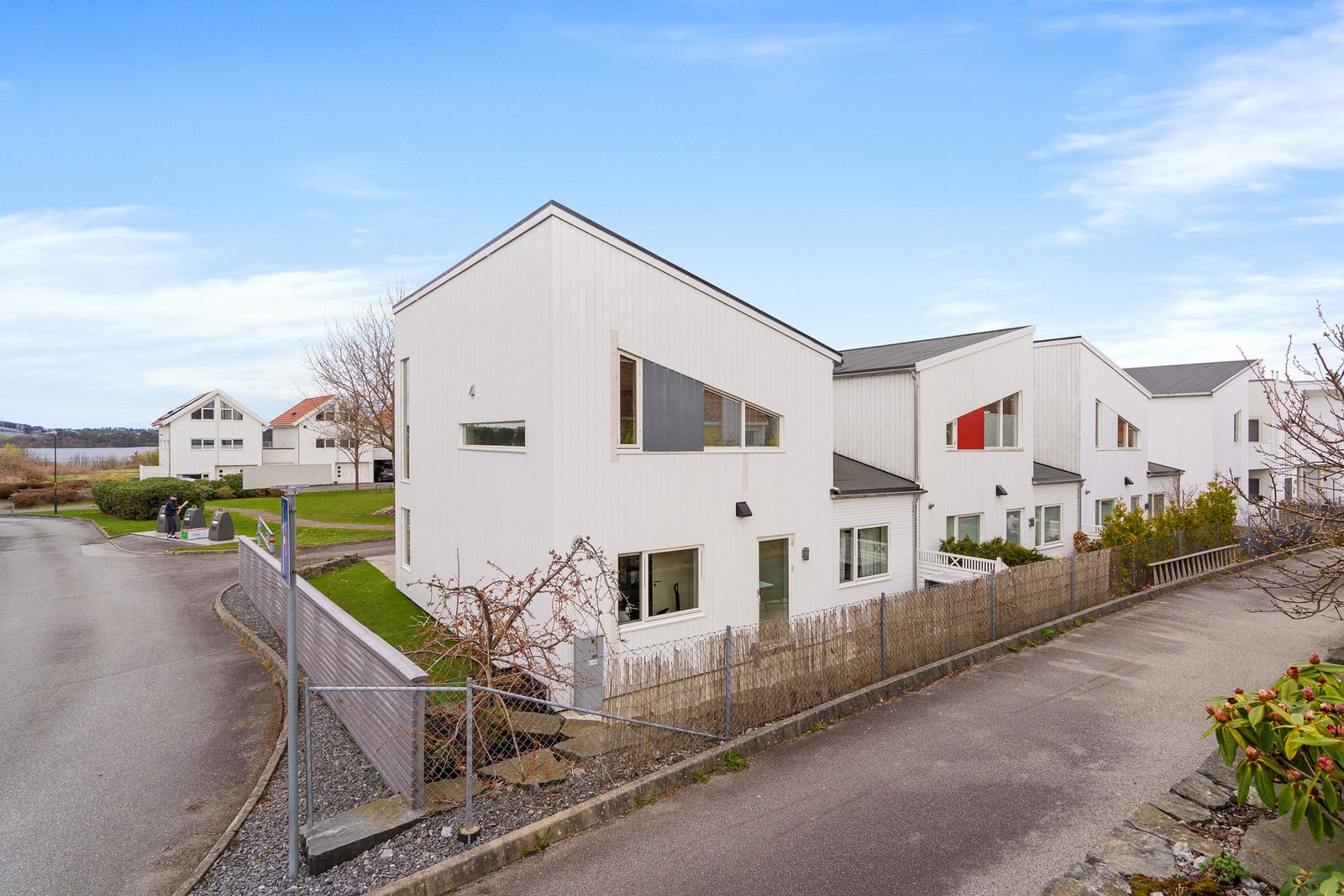 Fra boligen er det kort vei til populære turområder som Store Stokkavann. Galleribilde