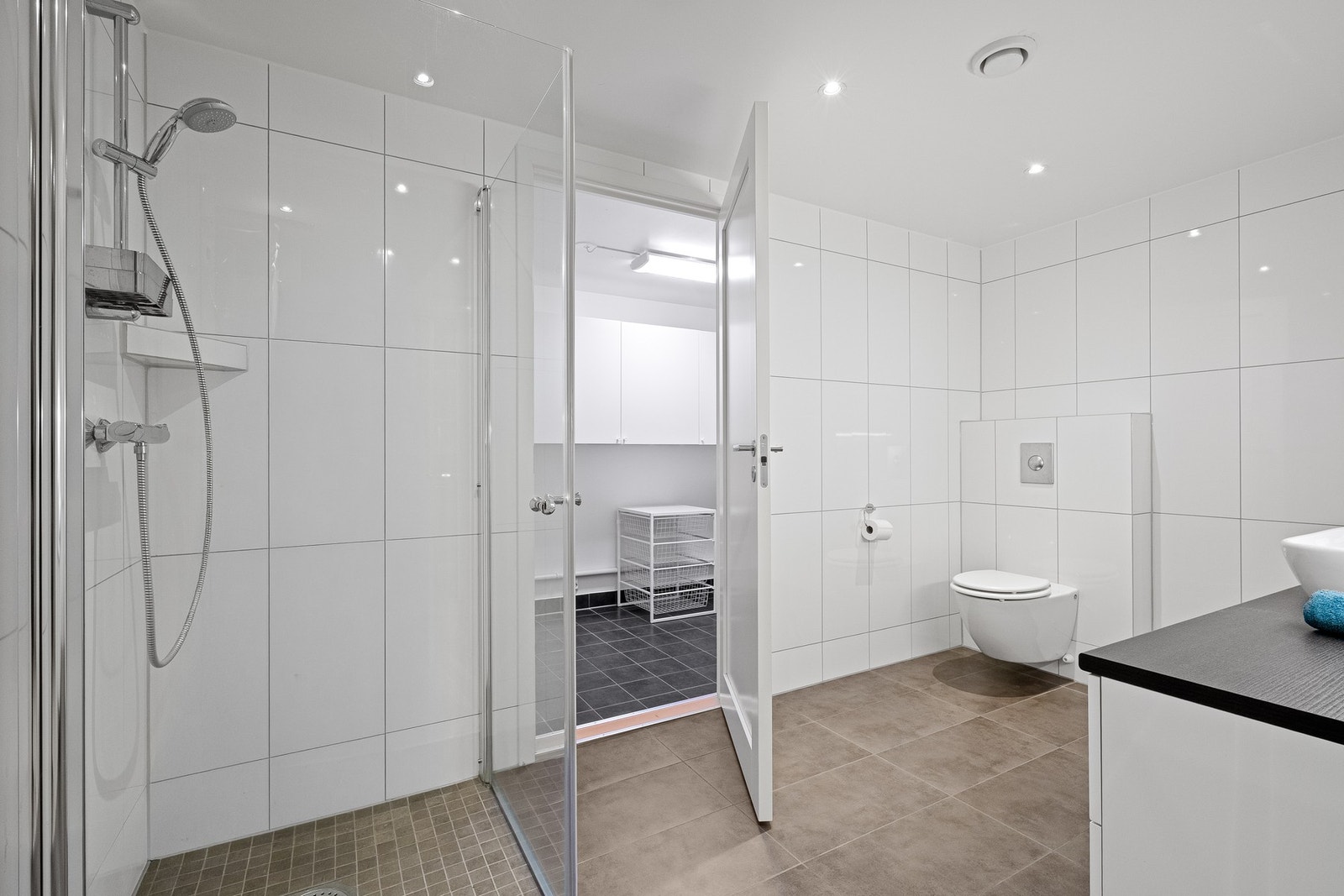 Fra badet er det videre adkomst til praktisk separat vaskerom. Galleribilde