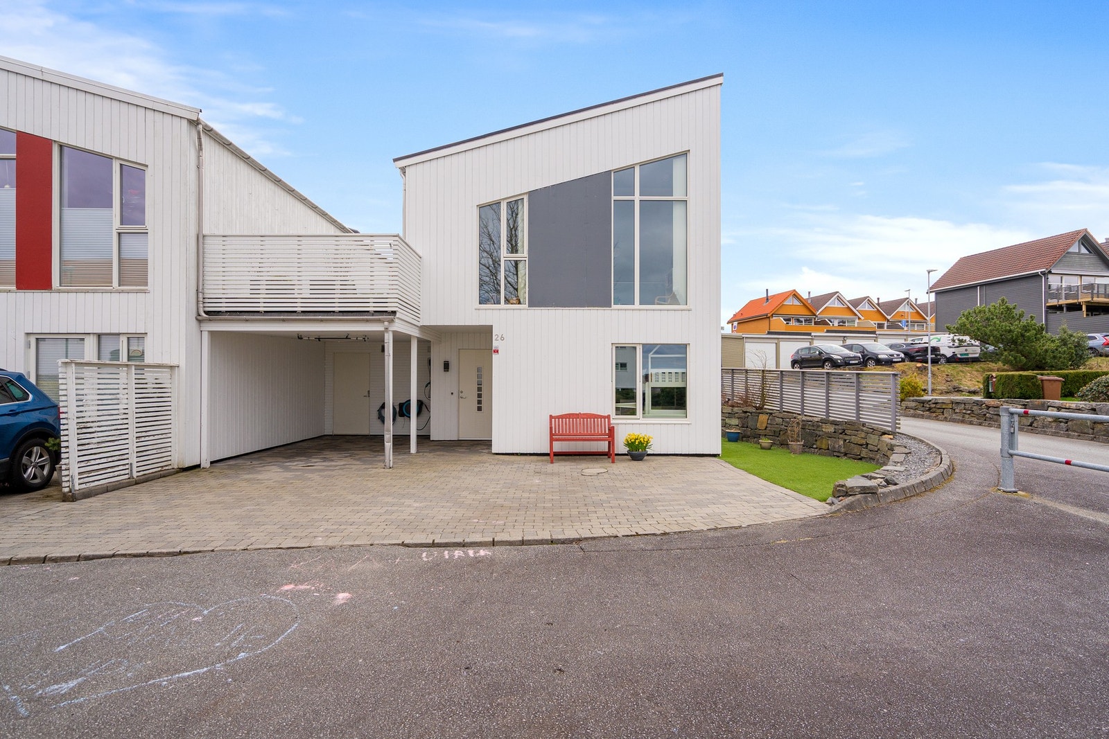 Beliggenheten er svært barnevennlig med nærhet til skole, barnehage, dagligvarebutikk og kollektivtransport. Galleribilde