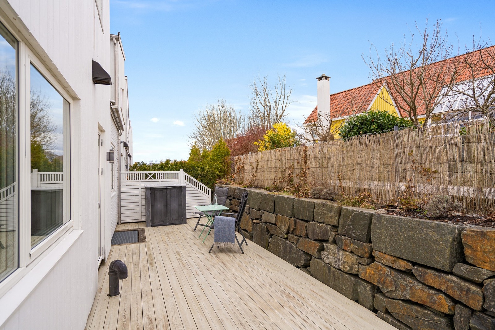 Fra etasjen er det utgang til terrasse på baksiden av boligen. Galleribilde
