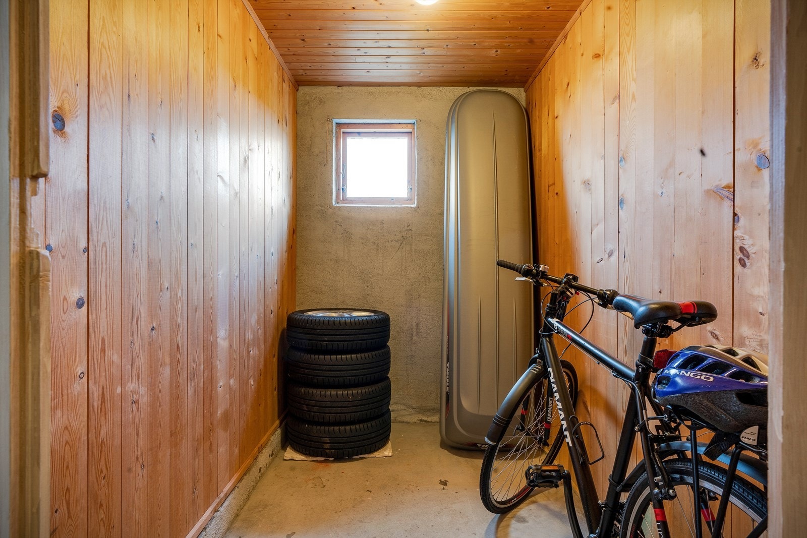 - Bodrom 2 underetasje(lettvegger i mellom seg) - Galleribilde