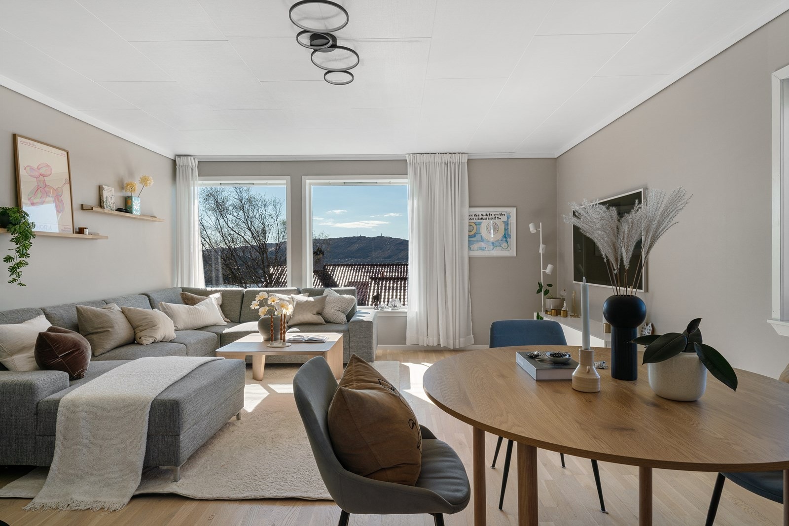 - Hovedetasjen inneholder tue/kjøkken, trapperom og entré - Galleribilde
