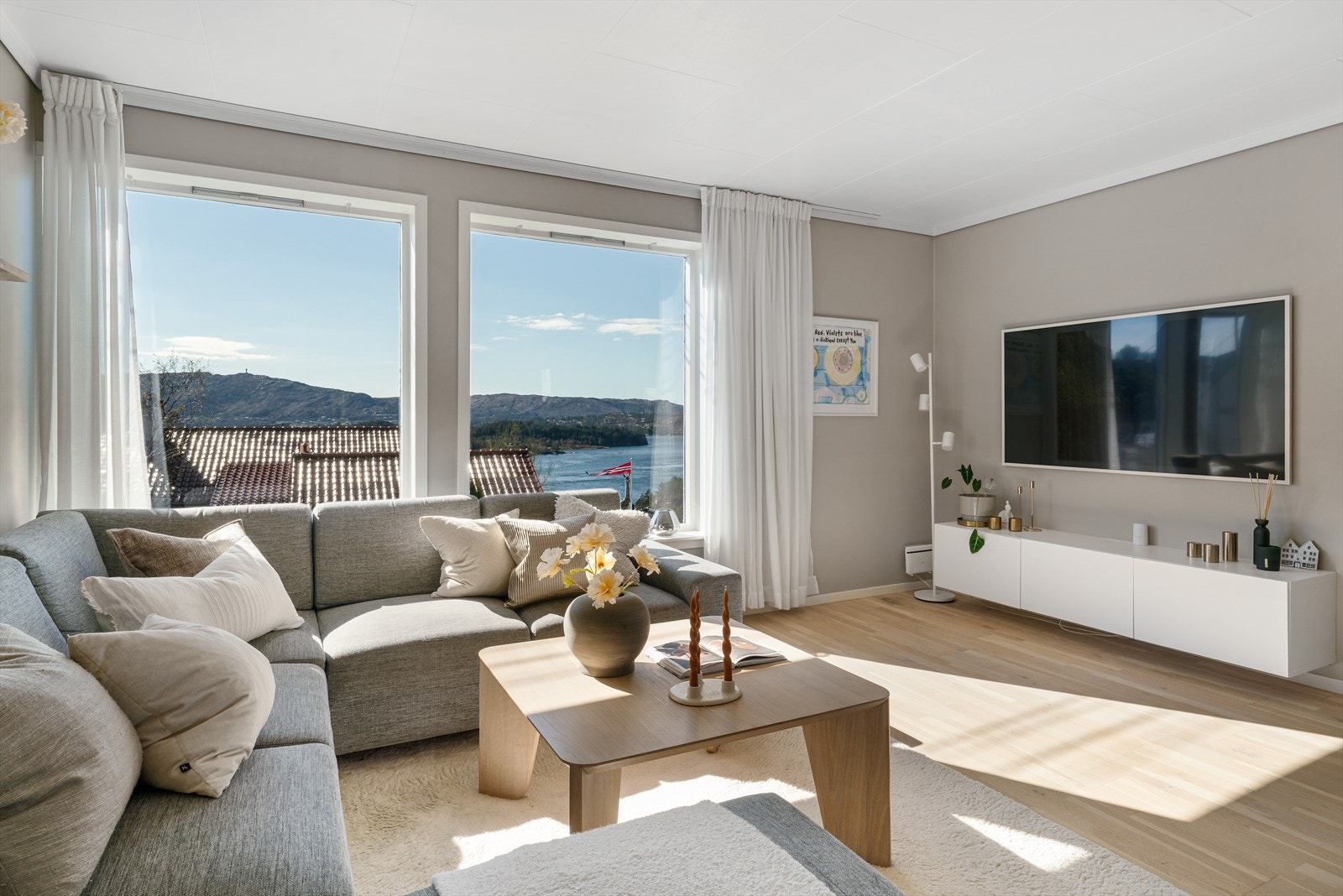- Boligen er vesentlig påkostet og modernisert de senere årene - her kan du absolutt flytte inn og trives godt fra første sekund - Galleribilde