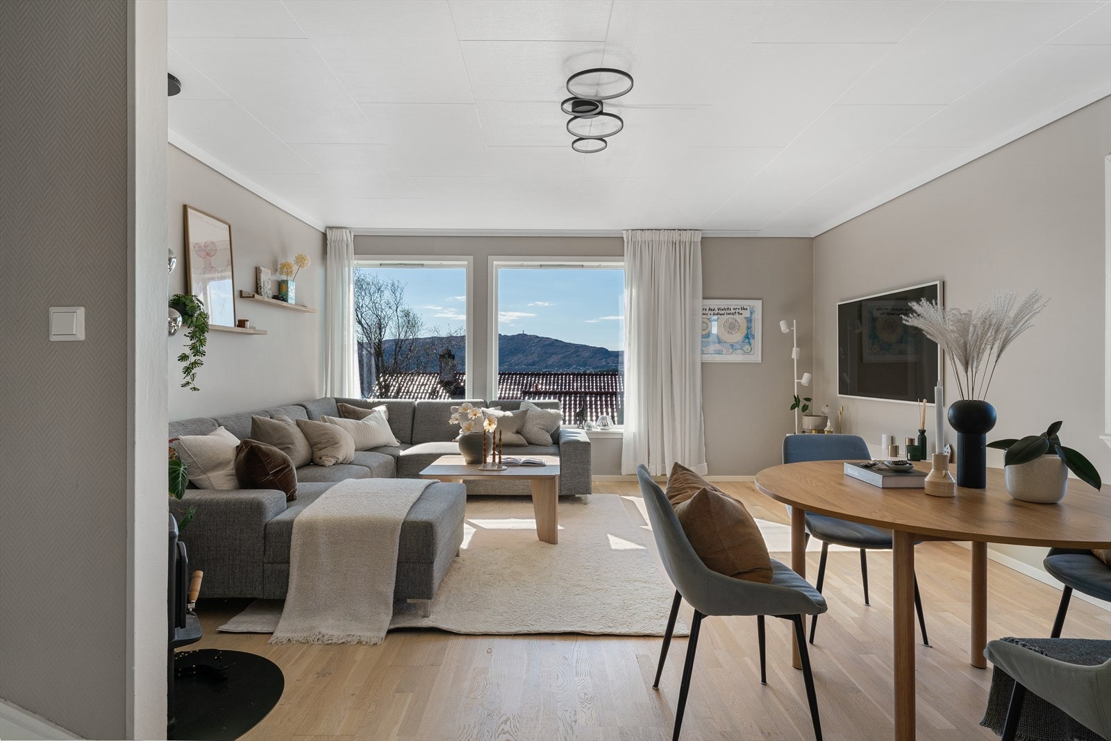 - Boligen har et BRA-i på 143m² fordelt over 3 plan - Galleribilde