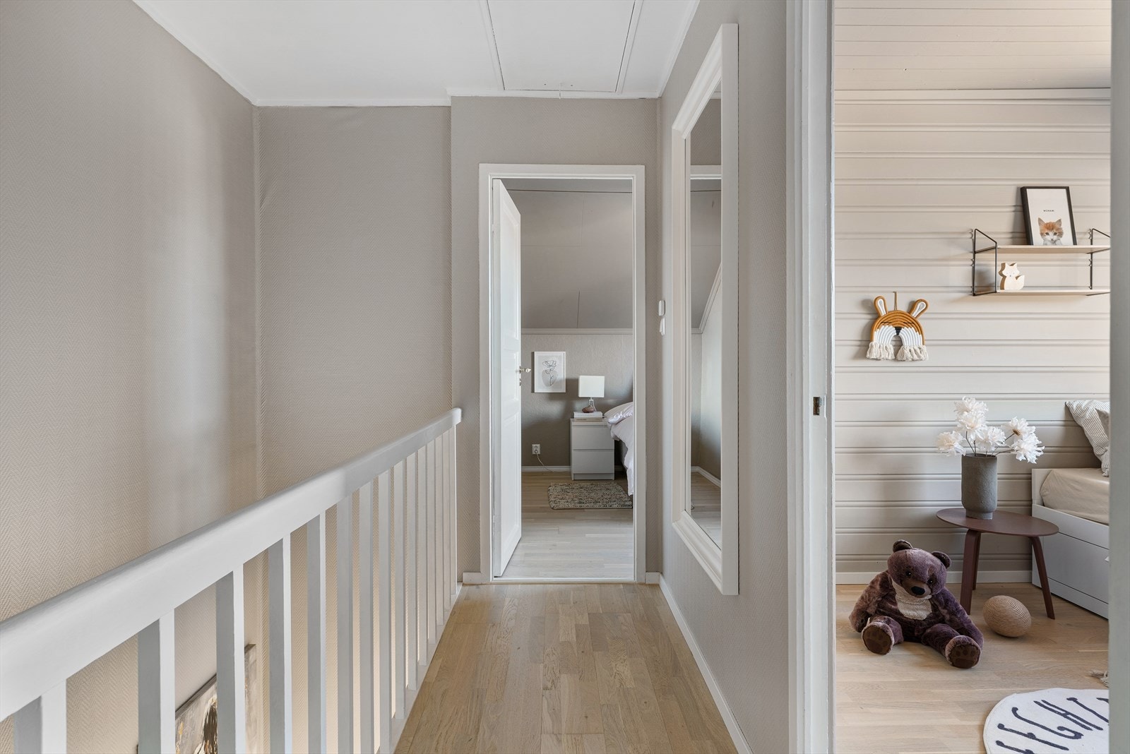 - 2. etasje inneholder gang, 3 soverom og bad - Galleribilde
