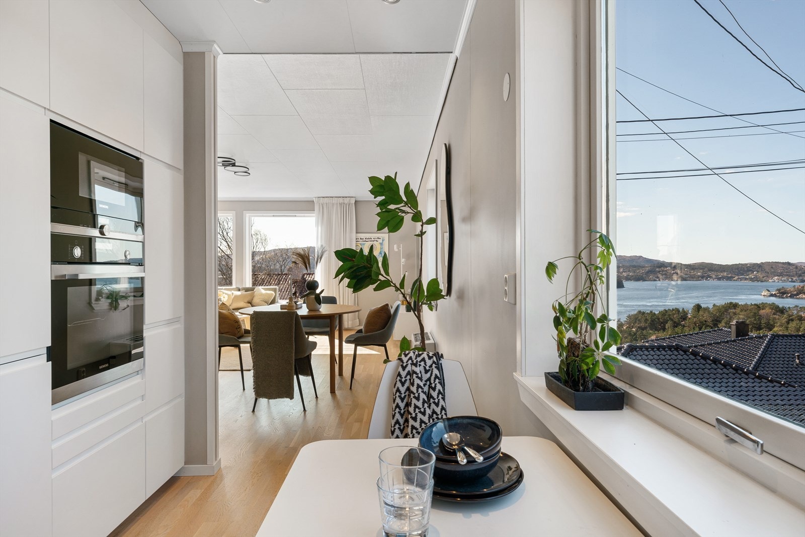 - Nyt nydelig utsikt direkte fra frokostbordet - Galleribilde