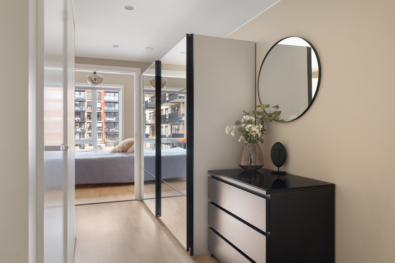 I gangen er det en stor skyvedørsgarderobe som gir godt med ekstra oppbevaring. Galleribilde