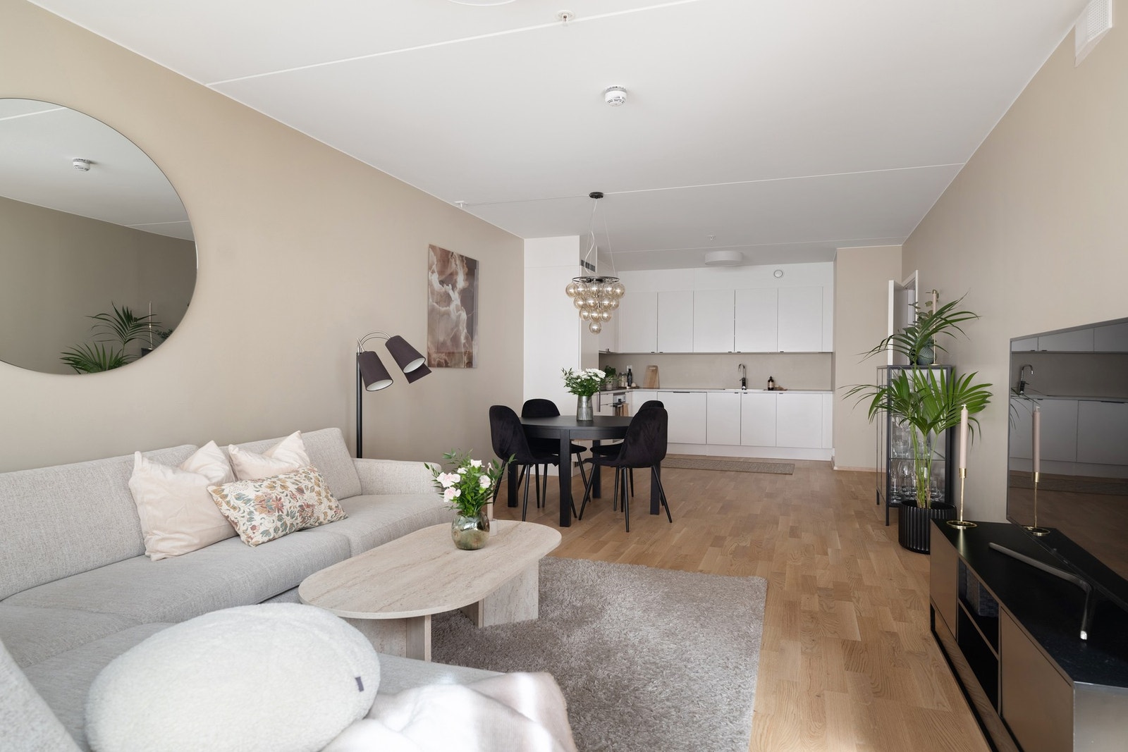 Kjøkkenet ligger i åpen og sosial løsning til stuen. Galleribilde