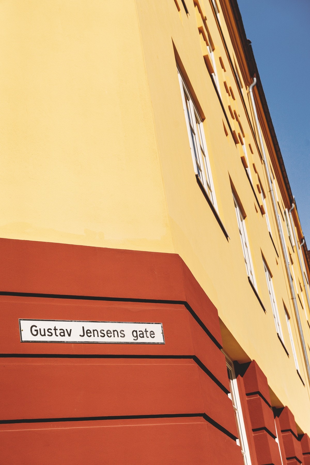 For det ble den i 2025. Gustav Jensens gate er for øvrig helt stille, uten trafikk å snakke om i det hele tatt. Galleribilde