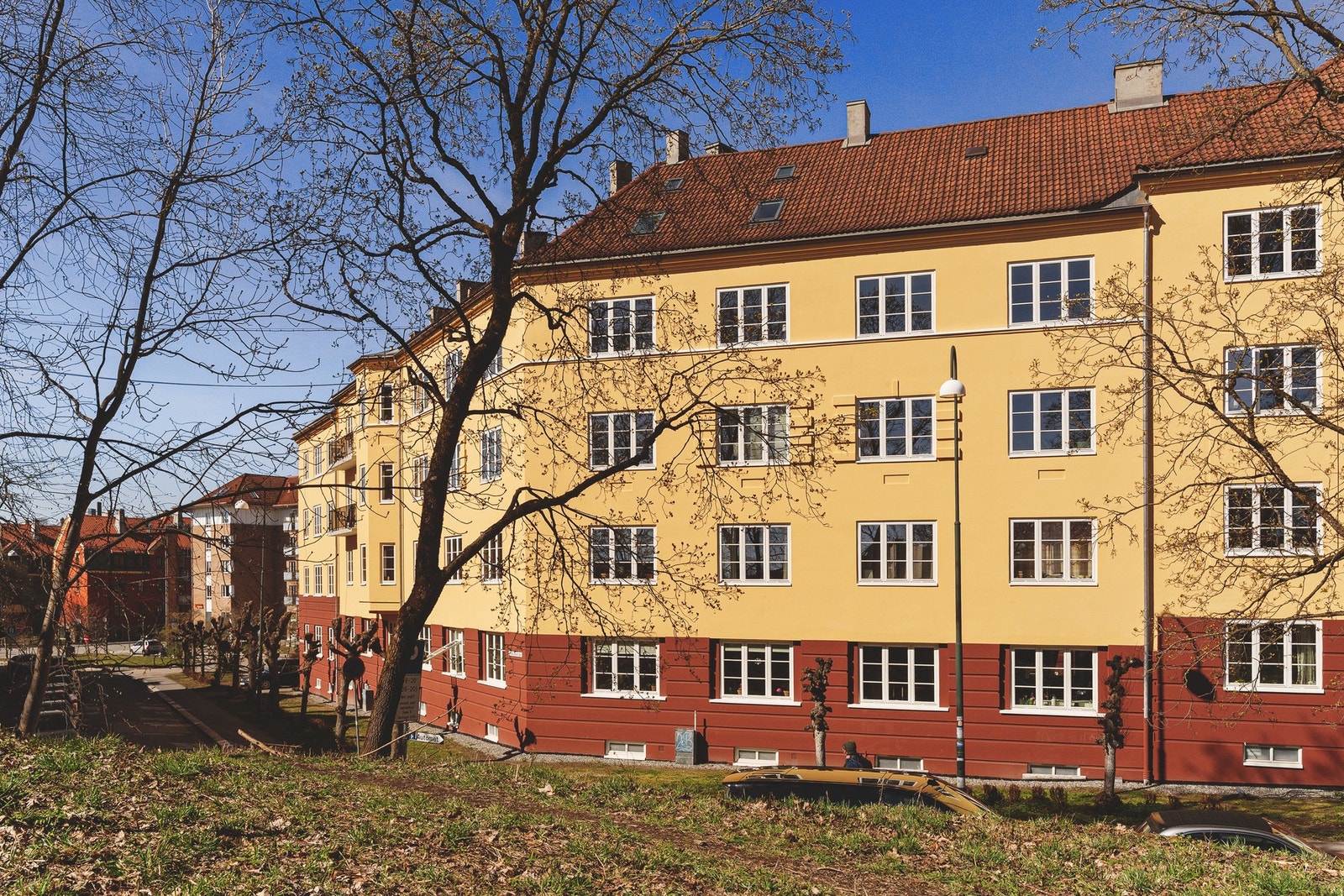 Gården er et imponerende skue, og leiligheten ligger i 4. etg øverst i bildet. Galleribilde