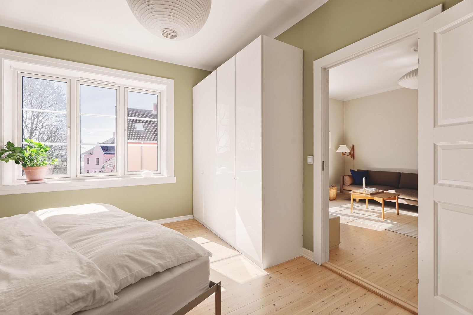 Det er rikelig med skapplass her, og enda mer enn det vises på bildet også. Galleribilde