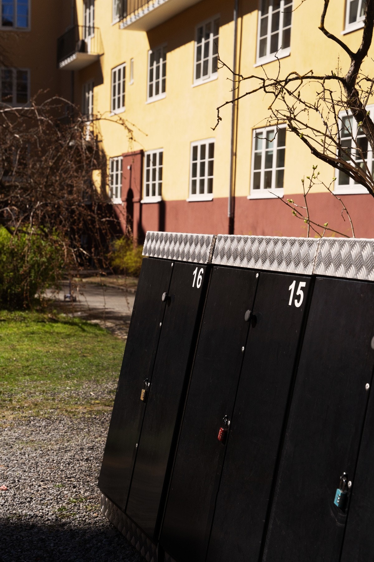 Det er forresten superpraktiske barnevogngarasjer til bruk for beboerne. Galleribilde