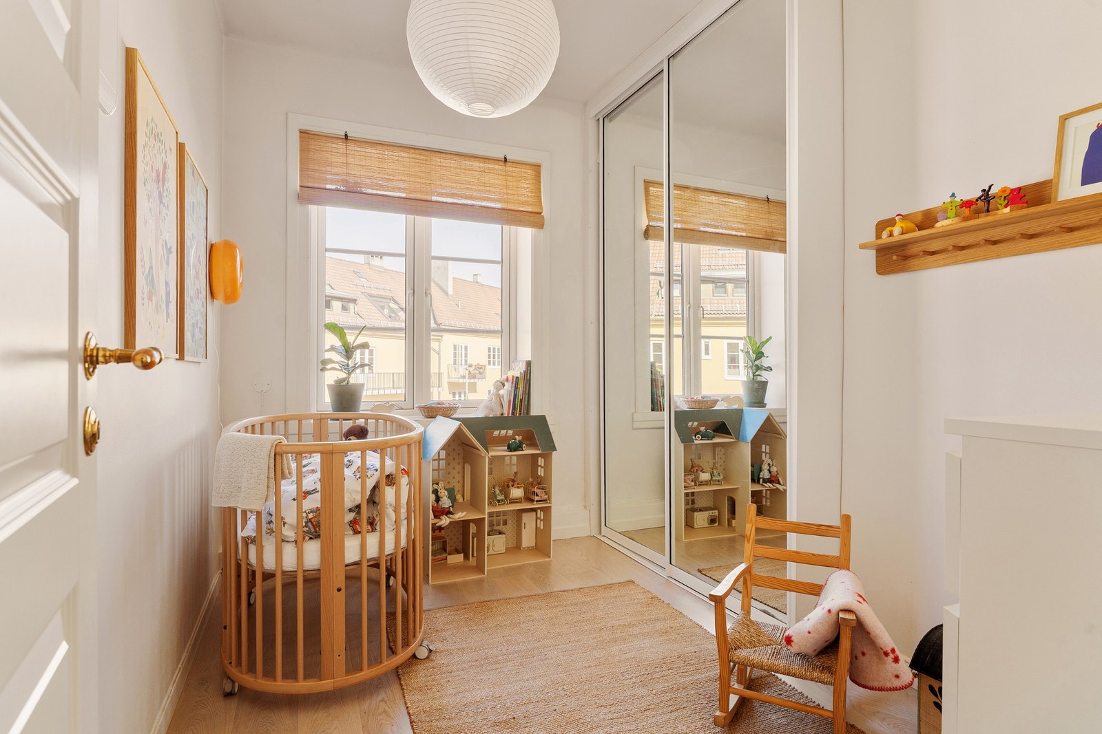 Her er vi inne på soverom nr. 2, som har en stor og god garderobe. Galleribilde