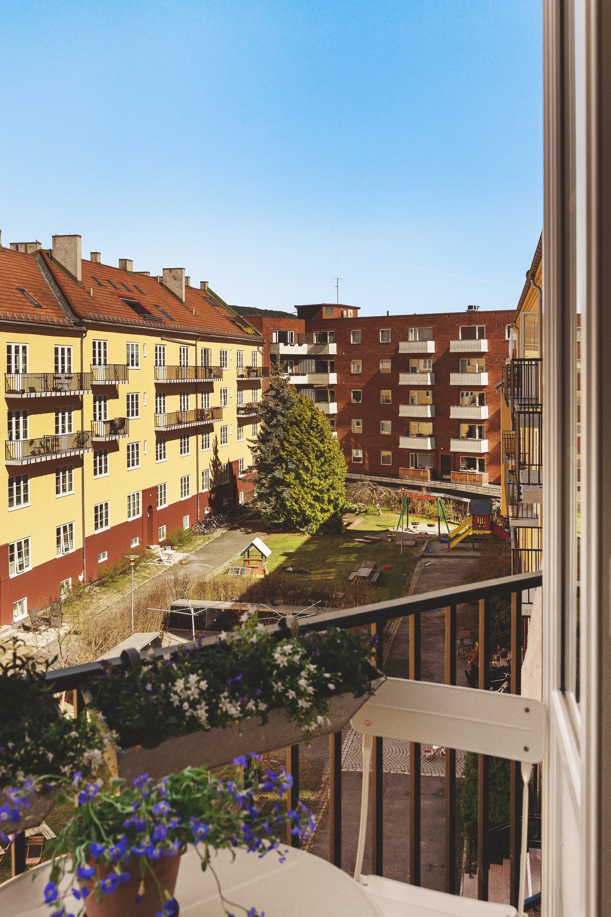 Derfra er det fin utsikt til den enda koseligere bakgården, som vi kommer tilbake til. Galleribilde